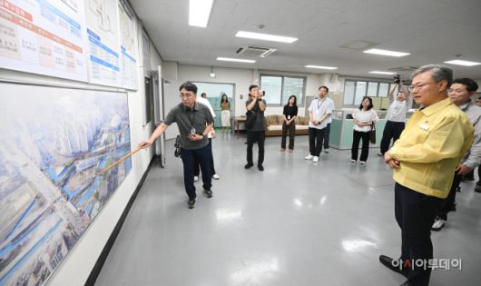 장인홍 구로구청장이 지난 11일 서울 구로구 개봉1 빗물펌프장을 찾아 직원들을 격려하고 함께 안전점검을 하고 있다. /정재훈 기자