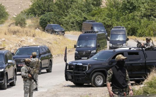 이라크 술레이마니야 쿠르드족 행정부 병력이 11일(현지시간) 이 지역에서 진행된 쿠르드노동자당(PKK)의 무장 투쟁 종료 행사장에서 경계 임무를 수행하고 있다./AP·연합