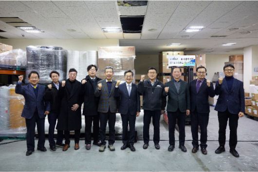 지난 2월 김동연 (오른쪽 다섯번째) 지사가 주재한 수출중소기업 현장간담회에서 김 지사와 함께 참석자들이 기념촬영을 하고 있다./경기도