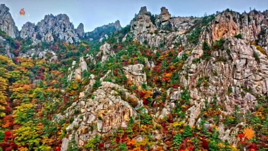 북한 조선중앙TV가 2023년 10월 24일 방영한 드론을 이용해 촬영한 붉게 물든 금강산의 가을풍경. / 연합뉴스