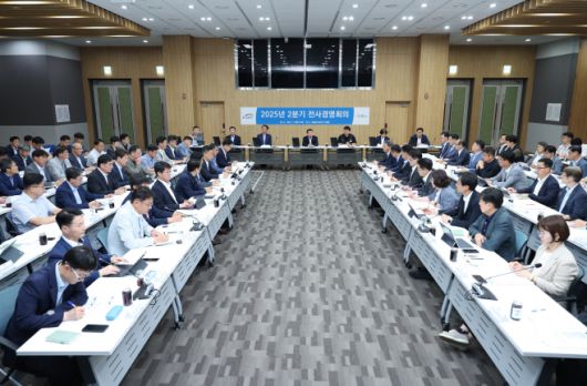 14일 대전 본사 세종관 50주년기념홀에서 전사경영회의가 열린 가운데, 윤석대 한국수자원공사 사장(사진 가운데)이 회의를 주재하고 있다. 이날 한국수자원공사는 전사경영회의를 개최하고, 물관리 전 분야 AI 전환과 수자원 기반 재생에너지 확대에 속도를 높이기로 했다./한국수자원공사