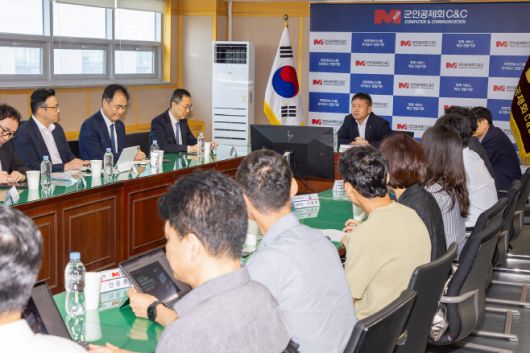 KT와 군인공제회C&C 주요 관계자가 참석해 사업 착수보고회를 진행하는 모습./KT, 군인공제회
