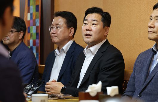 박찬대 더불어민주당 당대표 후보가 14일 대구 중구 한 식당에서 열린 민주당 대구 당원 간담회에 참석해 모두발언하고 있다.  /연합