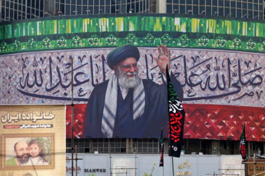 지난 13일(현지시간) 이란 테헤란의 발레아사르 광장 중앙에 이란 최고 지도자 아야톨라 알리 하메네이를 묘사한 광고판이 전시돼 있다. /AFP·연합