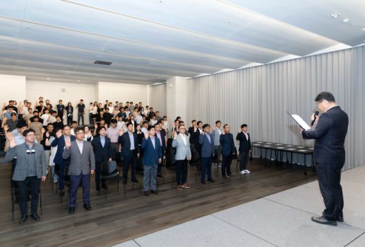 지난 14일 서울 강서구 마곡동 일진전기 이노센터에서 열린 일진전기 공정거래 자율준수 프로그램(CP) 도입 선포식에서 임직원들이 공정거래 자율준수 선서를 하고 있다./일진전기