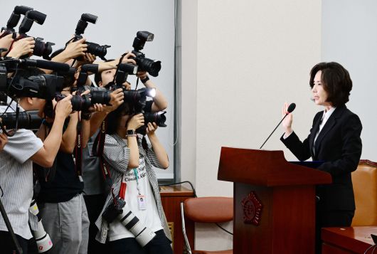 '제자 논문 가로채기 의혹' 등이 제기된 이진숙 사회부총리 겸 교육부 장관 후보자가 16일 국회 교육위원회에서 열린 인사청문회에 출석해 선서를 하고 있다.  /이병화 기자 photolbh@