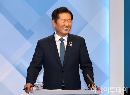 정청래 더불어민주당 당대표 후보가 16일 서울 양천구 목동 SBS에서 열린 TV토론회를 준비하고 있다.  <국회사진취재단>