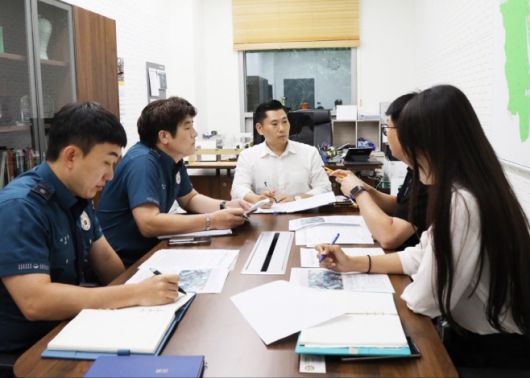 김지호 의정부시의원(가운데)이 16일 의원실에서 의정부시 도시재생과·의정부경찰서 범죄예방과 관계자와 빈집 안점 및 범죄예방 대책 실무 협의를 갖고 대책을 논의하고 있다./의정부시의회