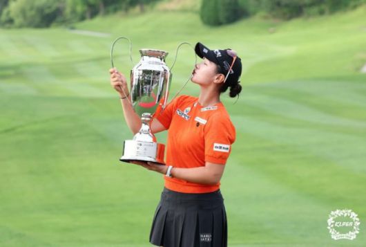 박현경이 지난해 KLPGA 투어 BC카드 한경 레이디스컵에서 우승한 뒤 트로피에 입을 맞추고 있다. /KLPGA