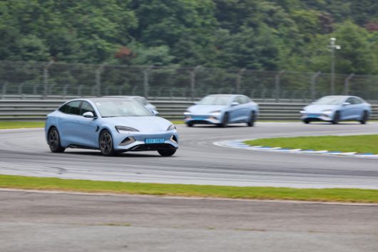 트랙 위를 달리는 BYD '씰'의 모습./BYD코리아