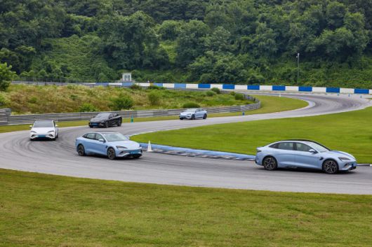 트랙 위를 달리는 BYD '씰'의 모습./BYD코리아