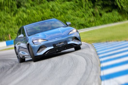 트랙 위를 달리는 BYD '씰'의 모습./BYD코리아