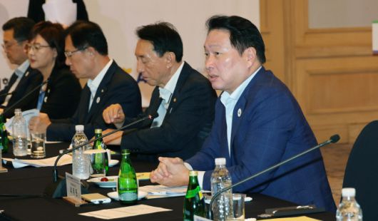 대한상공회의소는 18일 APEC 개최도시인 경주에서 'APEC 경제인 행사 추진위원회 제2차 회의'를 개최했다. 최태원 대한상의 회장(오른쪽)이 인사말을 하고 있다./대한상의