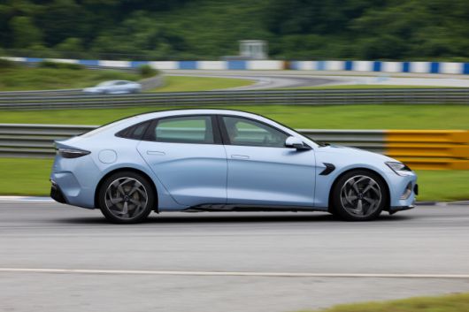 트랙 위를 달리는 BYD '씰'의 모습./BYD코리아