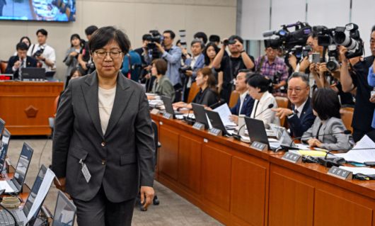 정은경 보건복지부 장관 후보자가 18일 국회에서 열린 인사청문회에서 선서문을 제출한 뒤 자리로 향하고 있다. /송의주 기자