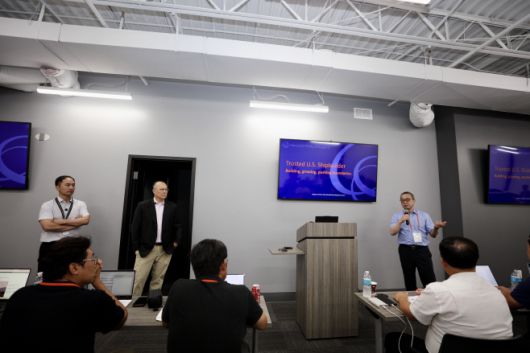 정인섭 한화오션 사장(경영지원실장·오른쪽)이 16일(현지시간) 미국 펜실베이니아주 필라델피아의 한화필리조선소에서 진행된 특파원 간담회에서 발언하고 있다. 이를 데이비드 김 한화필리조선소 최고경영자(CEO·가운데)·이종무 소장이 경청하고 있다./(필라델피아)하만주 특파원