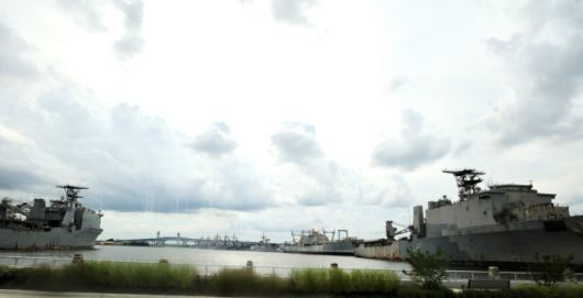 미국 펜실베이니아주 필라델피아의 한화필리조선소 인근에 유지·보수를 위해 정박 중인 미국 해군 함정들 모습으로 16일(현지시간) 찍은 사진./(필라델피아)하만주 특파원