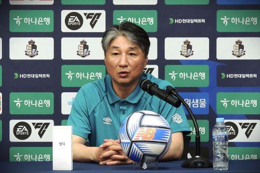 승리 후 기자회견에 참석한 성남 전경준 감독. 그는 "결과는 만족하지만 공격은 여전히 아쉽다"고 평가했다. / 사진 전형찬 선임기자