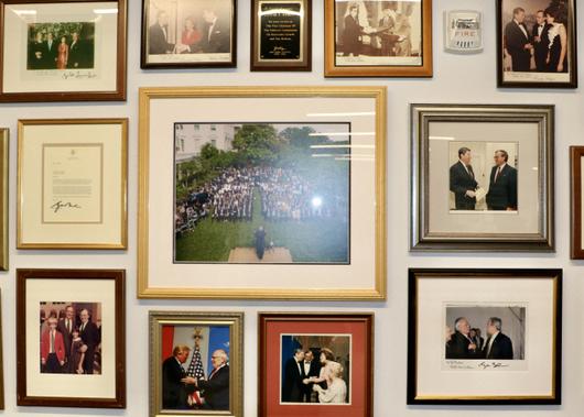 미국 워싱턴 D.C. 인근 버지니아주 알렉산드리아의 에드윈 퓰너 미국 헤리티지재단 설립자 겸 전 회장의 사무실 벽에 퓰너 전 회장이 리처드 닉슨·로널드 레이건·조지 HW. 부시·조지 W.부시·도널드 트럼프 등 공화당 대통령과 찍은 사진들이 걸려있는 모습으로 2023년 11월 28일 찍은 사진./하만주 워싱턴 특파원