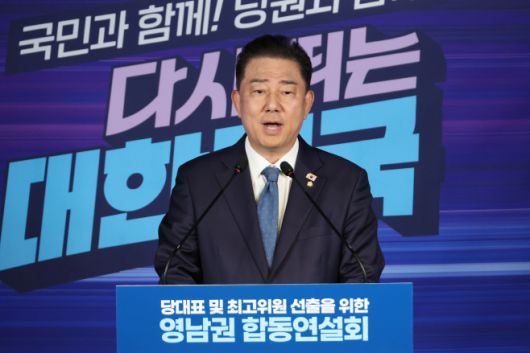 김병기 더불어민주당 당대표 직무대행 겸 원내대표가 20일 서울 여의도 당사에서 열린 8·2 전당대회 순회 경선 영남권 합동연설회에서 인사말을 하고 있다. /연합