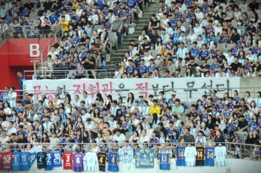 "무능한 지휘관은 적보다 무섭다"는 강도 높은 문구가 걸렸다. / 사진 전형찬 선임기자