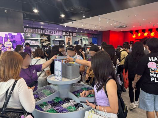 3~6월 필리핀 마닐라에서 열린 'SPACE OF BTS' 팝업에서 관람객들이 팝업을 둘러보고 있다./하이브