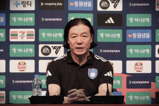 울산 김판곤 감독, 경기 후 기자회견에서 팀의 상황과 과제에 대해 설명하는 모습. / 사진 전형찬 선임기자