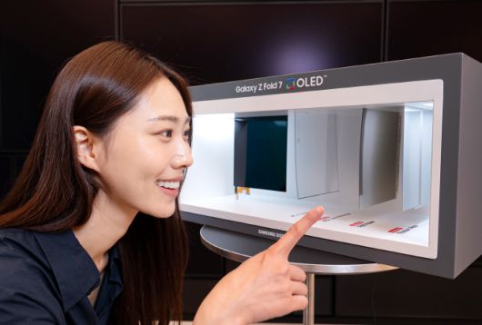 삼성디스플레이가 내구성을 한층 강화해 선보인 신제품 폴더블 패널의 구조를 보여주는 전시용 박스./삼성디스플레이