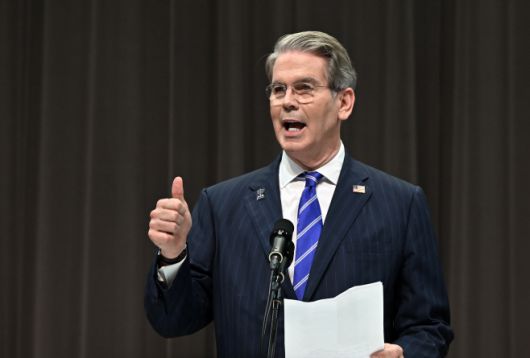 스콧 베선트 미국 재무부 장관이 19일 일본 오사카(大阪) 세계 엑스포에서 진항된 미국의 날 행사에서 연설을 하고 있다./EPA·연합