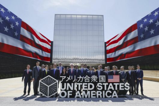 스콧 베선트 미국 재무부 장관과 아카자와 료세이(赤澤亮正) 일본 경제재생상 등이 19일 일본 오사카(大阪) 세계 엑스포에서 미국의 날 행사를 마치고, 미국관 앞에서 기념사진을 찍고 있다./AP·연합