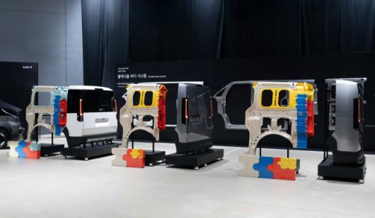 더 기아 PV5에 적용된 플렉시블 바디 시스템 전시물./기아