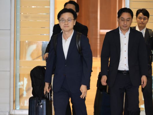 김정관 산업통상자원부 장관이 23일 미국과의 무역협상을 위해 인천국제공항을 통해 미국 워싱턴 D.C.로 출국하고 있다./연합