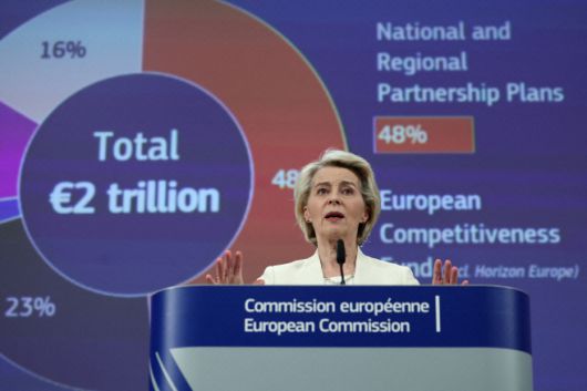 우르줄라 폰데어라이엔 유럽연합(EU) 집행위원장이 16일(현지시간) 벨기에 브뤼셀에서 향후 7년간 EU 예산안과 관련한 기자회견을 갖고 있다./로이터·연합