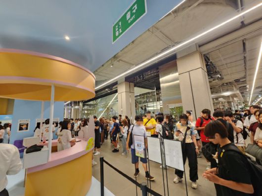 팝업 스토어 오픈 전부터 수백 명의 사람이 몰렸다./ 차세영 기자