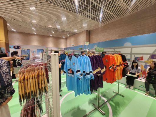 매대에 풋볼 저지가 걸려 있다. 이번 협업에는 K리그 26개 구단이 모두 참여했다./ 차세영 기자