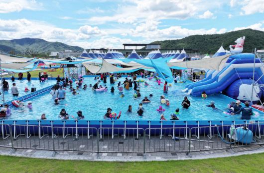 테마파크 문화광장 '여름 풍덩 물놀이장' 전경. /밀양시