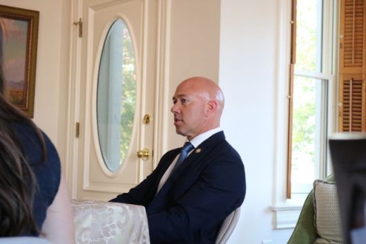 미국 공화당 소속 브라이언 매스트 하원 외교위원장이 23일(현지시간) 미국 워싱턴 D.C. 연방의회 의사당에서 플로리다주 출신 연방의회 인턴들과 대화를 나누고 있다./매스트 위원장 홈페이지 캡처