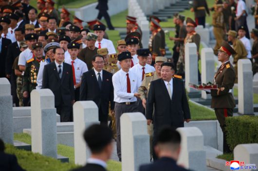 김정은 북한 국무위원장이 조국해방전쟁승리 72주년(7월 27일)을 맞아 지난 26일 전쟁노병들과 함께 조국해방전쟁참전열사묘를 찾았다고 조선중앙통신이 27일 보도했다. /연합