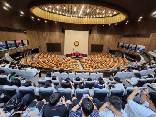 ‘제12회 전국 초·중·고교 학생 및 학교밖 청소년 국회견학, 학교폭력예방 글짓기·토론회·법특강’이 지난 25일 국회의원회관 대회의실에서 열렸다. 학생들이 국회 견학을 하고 있다. / 사진=학생법률신문