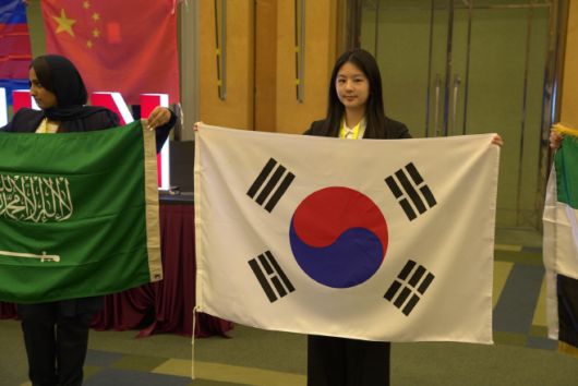 'AWMUN 2025'에 참가중인 김다경 씨가 25일 서울 스위스 그랜드호텔에서 열린 개회식에서 태극기를 들고 있다. /정채현 기자