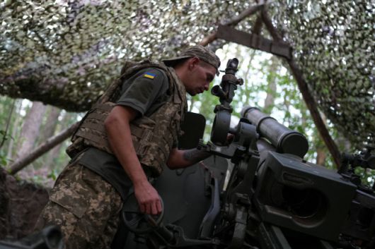 25일(현지시간) 우크라이나 하르키우 지역에서 러시아의 우크라이나 공격이 계속되는 가운데 전투 임무에 배치되기 전 한 우크라이나 군인이 훈련장에서 군사 훈련에 참여하고 있다. /로이터·연합