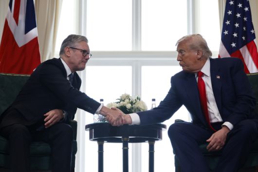 도널드 트럼프 미국 대통령(오른쪽)과 키어 스타머 영국 총리가 28일(현지시간) 영국 스코틀랜드 턴베리의 '트럼프 턴베리' 골프 리조트에서 가진 정상회담에서 악수를 나누고 있다./EPA·연합