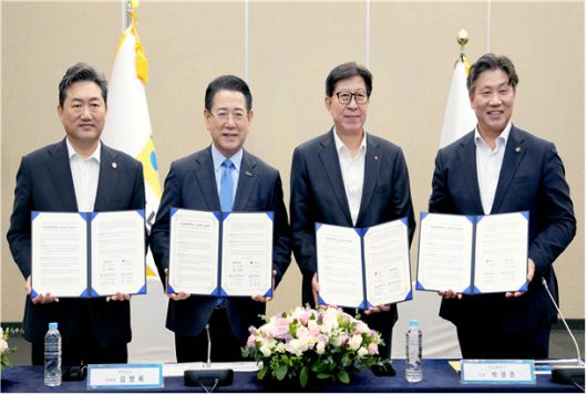 전남도는 목포해양대 통합은 '1국 1해양대' 체계를 통해 초광역 협력 모델을 구축하고, 해양산업 인재 양성에 힘쓸 예정이다.사진 두번째부터 김영록 전남지사, 박형준 부산시장이 협약 후 기념촬영하고 있다./전남도