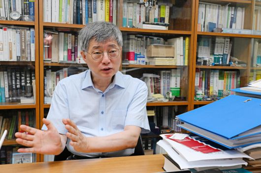 장영수 고려대 법학전문대학원 교수가 지난 29일 사법·검찰 개혁에 대한 견해를 밝히고 있다.  /송의주 기자 songuijoo@