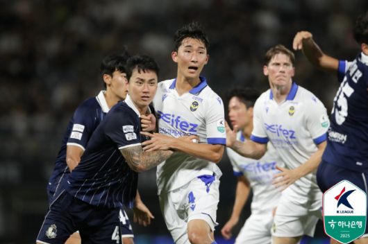 경합에 나서는 서울이랜드와 인천 유나이티드 선수들. 이날 서울이랜드는 두 차례 페널티킥 VAR 판정에서 아쉬움을 삼켰다. / 사진 한국프로축구연맹