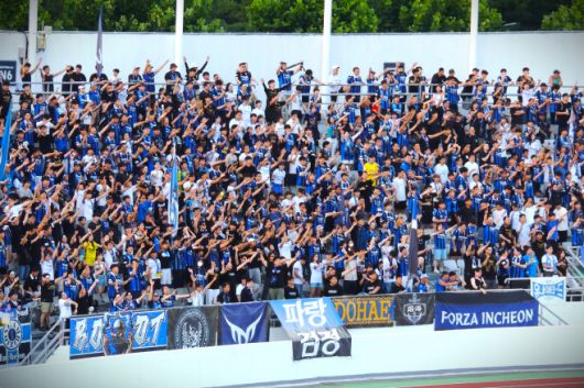 인천 유나이티드 원정 응원석을 가득 메운 팬들. 경기 내내 뜨거운 응원을 이어가며 선수들에게 힘을 보탰다. / 사진 전형찬 선임기자