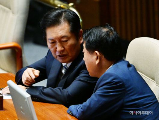 정청래 더불어민주당 대표와 김병주 의원이 4일 국회에서 열린 본회의에서 대화를 나누고 있다. /이병화 기자