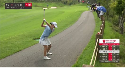 통한의 15번 홀에서 1벌타를 먹고, 카트 도로에서 세 번째 샷을 하고 있다. 이 홀에서 고지원 프로는 보기를 했다. /SBS 골프 채널 방송 캡처