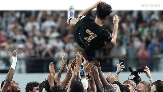 올여름 팀을 떠나기로 한 토트넘 홋스퍼 손흥민이 3일 서울월드컵경기장에서 열린 2025 쿠팡플레이 시리즈 뉴캐슬 유나이티드와의 친선경기가 끝난 뒤 동료 선수들로부터 헹가래를 받고 있다/ 연합.