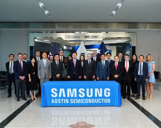 2024년 9월 11일(현지시간) 당시 조현동 주미 한국대사(앞줄 왼쪽 다섯번째)와 필립 골드버그 주한미국대사(여섯번째)가 미국 텍사스주 오스틴의 삼성전자 반도체공장에서 기념사진을 찍고 있다./주미 한국대사관 제공